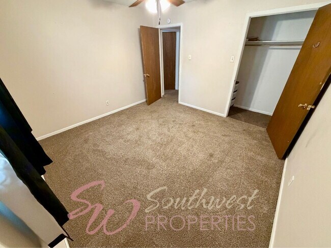 Building Photo - Location! Location! Easy walk to campus! 2 bedroom duplex!