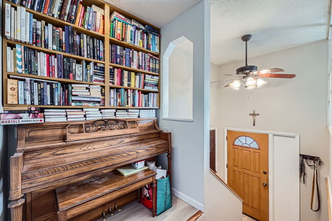 Building Photo - 3830 Pearl Dr
