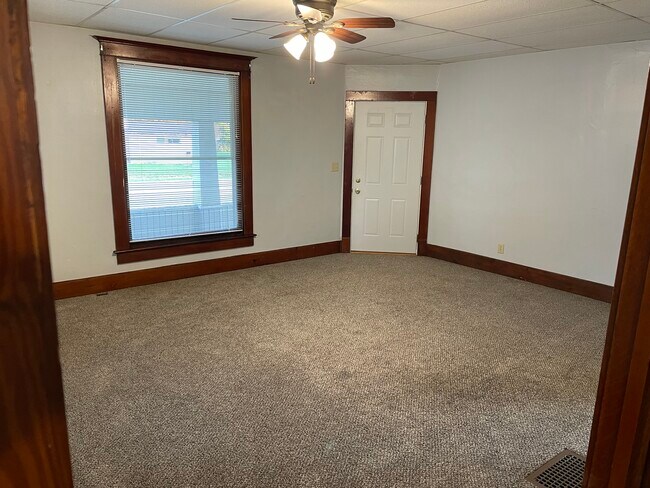 Living room - 661 N Washington St