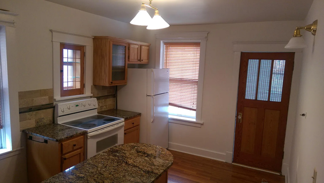 Building Photo - 1140 Moorlands Dr