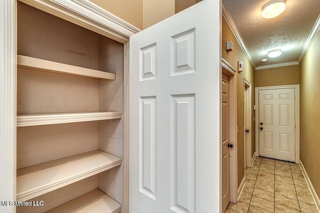 Building Photo - 401 Ash Tree Ln