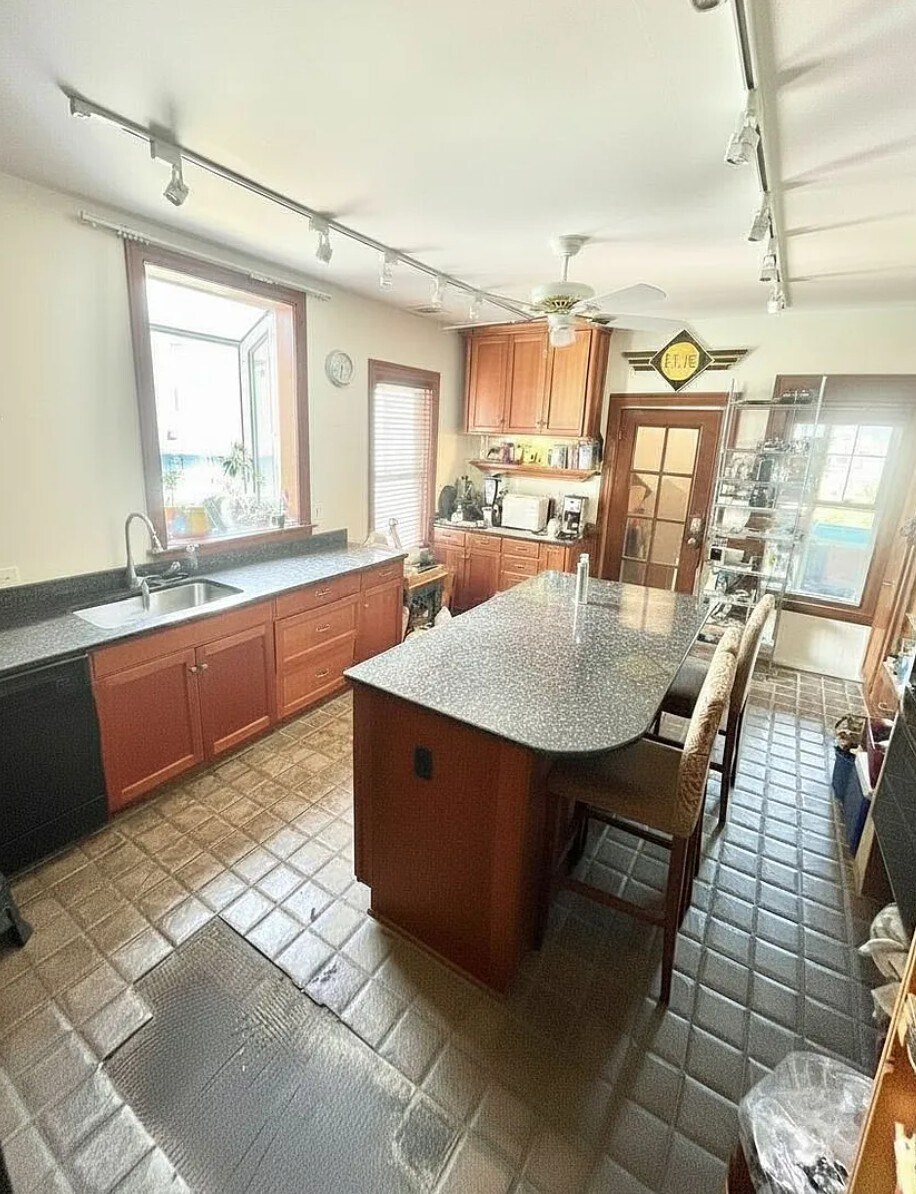 Building Photo - 67 Hillside St