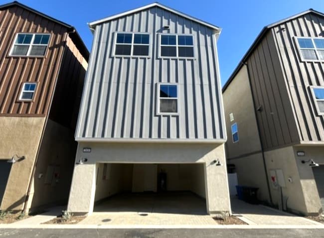 Building Photo - 3 bed, 2.5 bath in Ontario, CA!