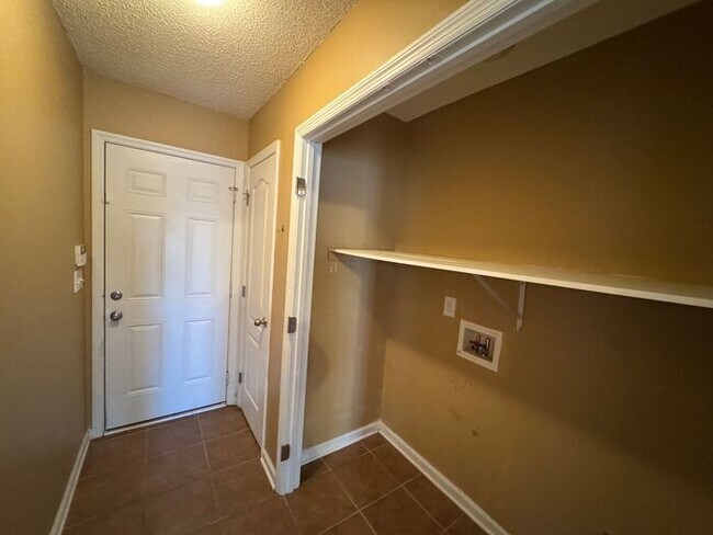 Building Photo - Prime Location and Fenced Yard