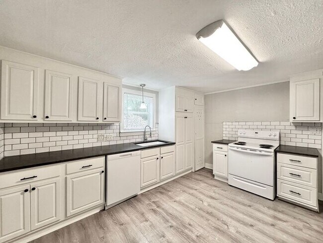Building Photo - Available Now! Charming & Updated 3-Bedroo...