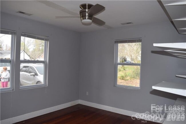 Building Photo - 1221 Meadow Ln