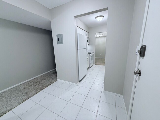 Building Photo - Large 1BR Condo with Patio, Heated Parking, Pool, Sauna & Tennis Courts!