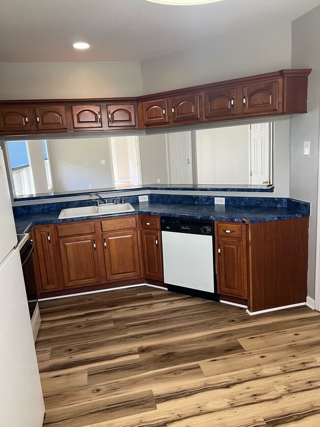 Building Photo - 100 Yorkshire Dr