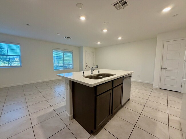 Building Photo - 3 BED 2.5 BATH 2 CAR GARAGE TOWNHOUSE FOR RENT LOCATED IN CADENCE MASTER COMMUNITY