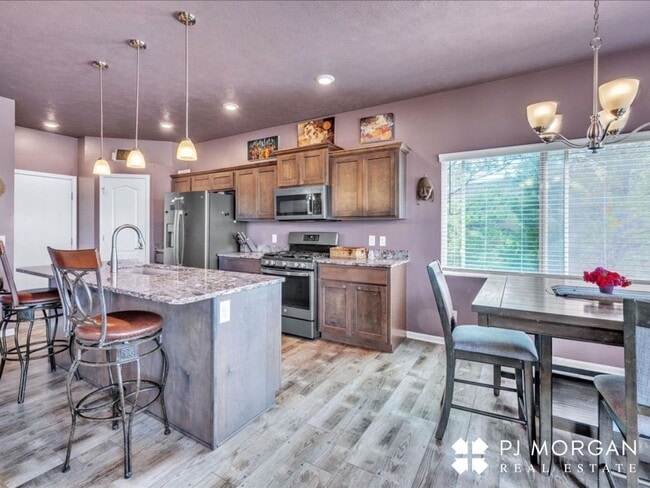 Building Photo - Beautiful 4 Bedroom, 3 Bathroom Home - Ren...