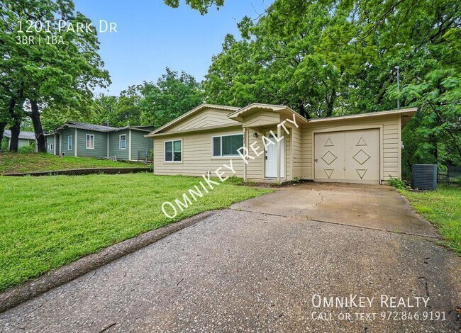 Building Photo - 1201 Park Dr