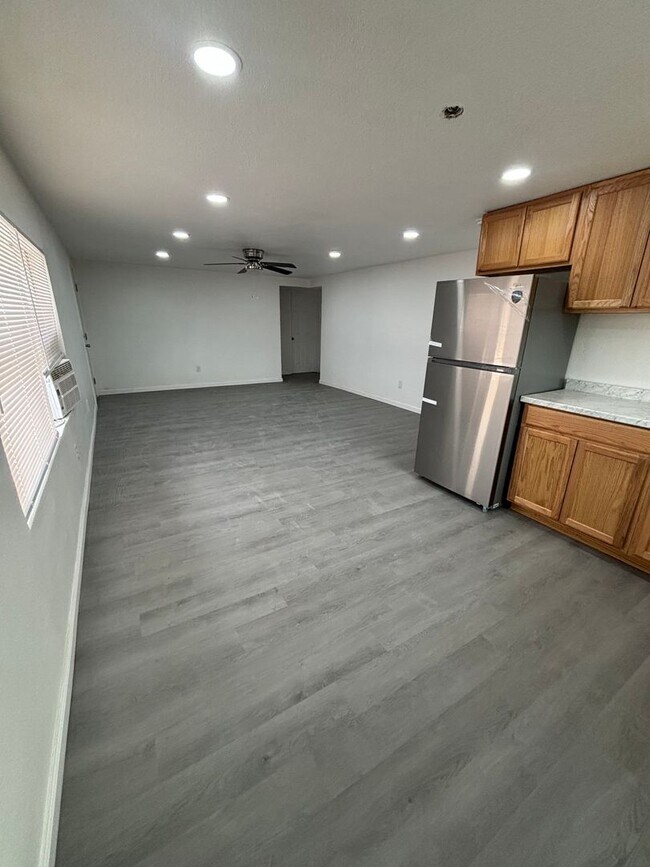 Building Photo - 232 W Barbara St