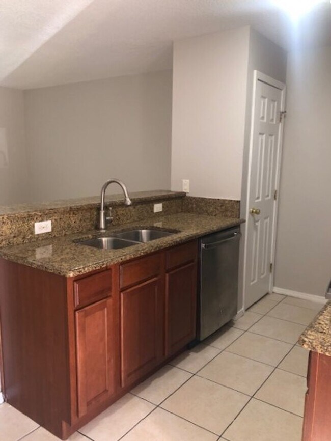 Building Photo - Sanford 3 Bedroom/1.5 Bath with single garage