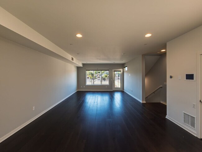 Building Photo - Luxury Townhome Centrally Located in Silver Lake!