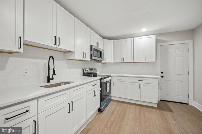 Building Photo - 40 Reger St