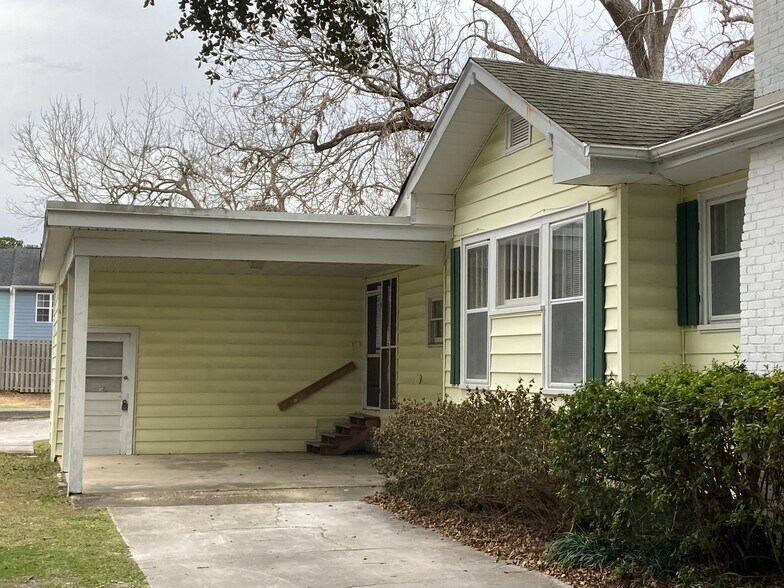 Building Photo - 914 Bonham Ave