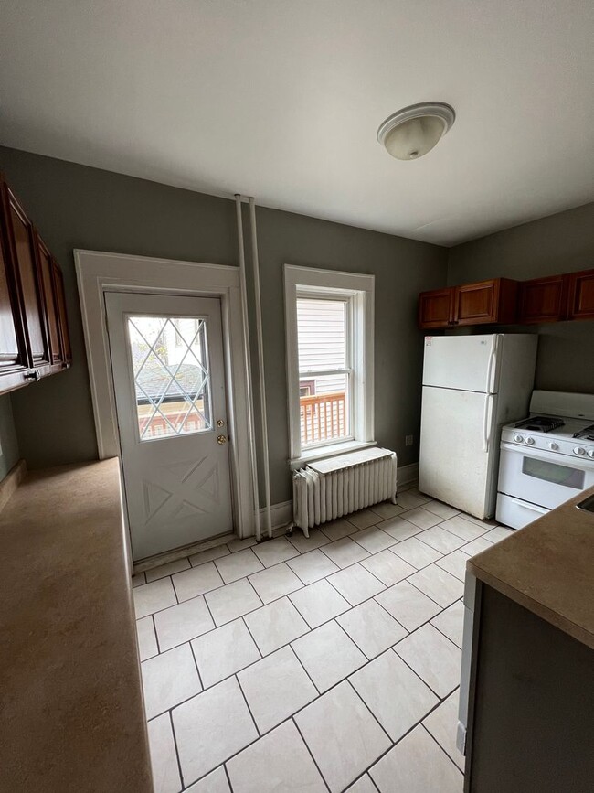 Building Photo - AVAILABLE JUNE -  4 Bed 1 Bath Townhome