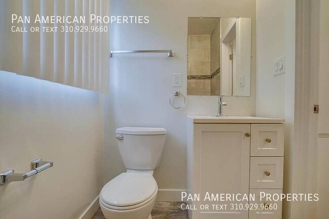 Building Photo - 451 W 4th St