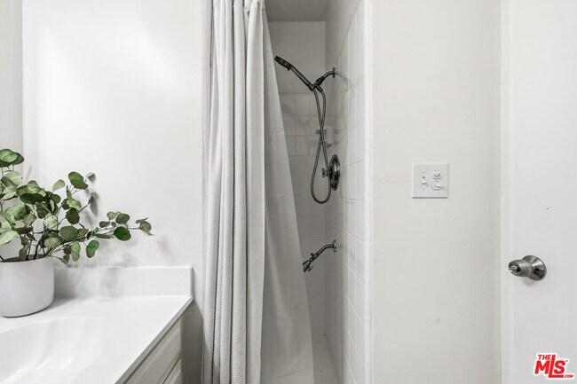 Building Photo - 5625 Green Valley Cir