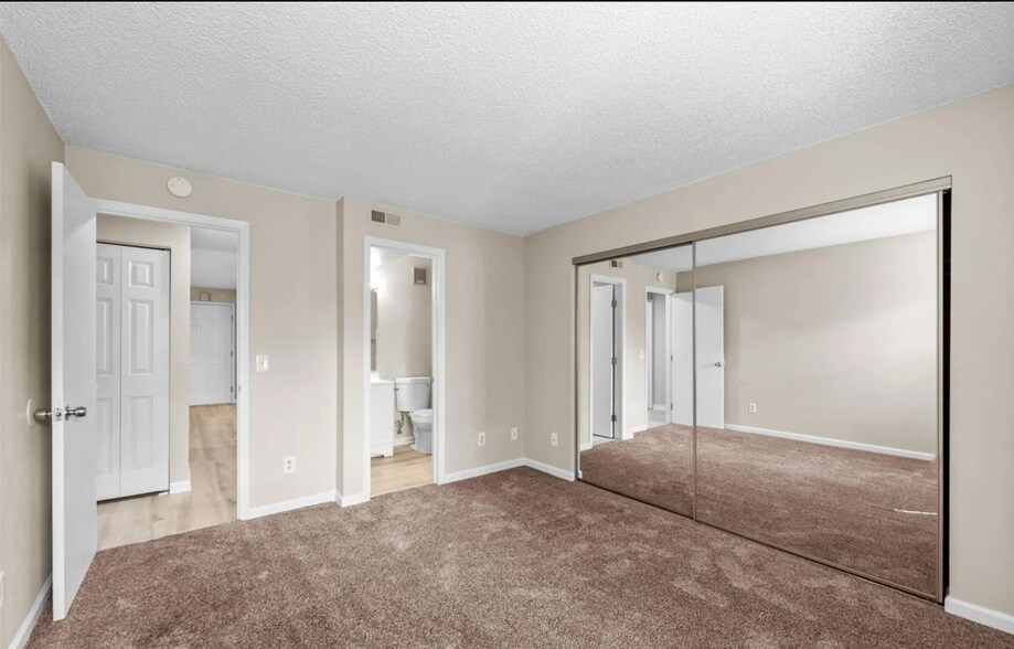 Building Photo - 1074 S Dearborn St