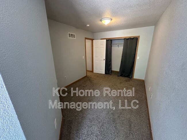Building Photo - 1001 S Hocker Ave