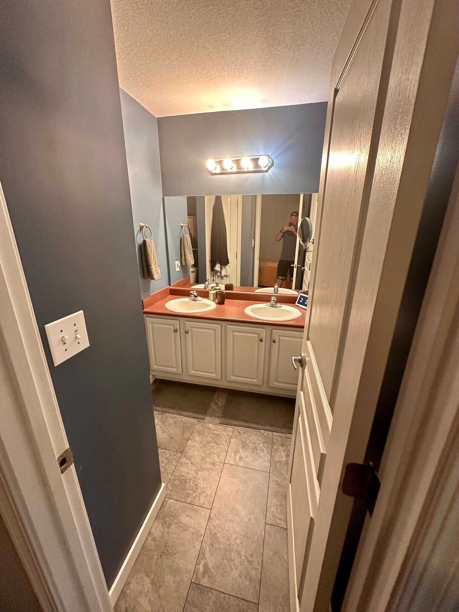 Master bath with dual sinks - 518 N 5th St