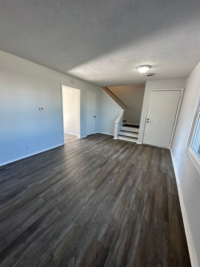 Building Photo - WELCOME HOME! Cute 2 Bedroom 1 Bathroom with Garage!