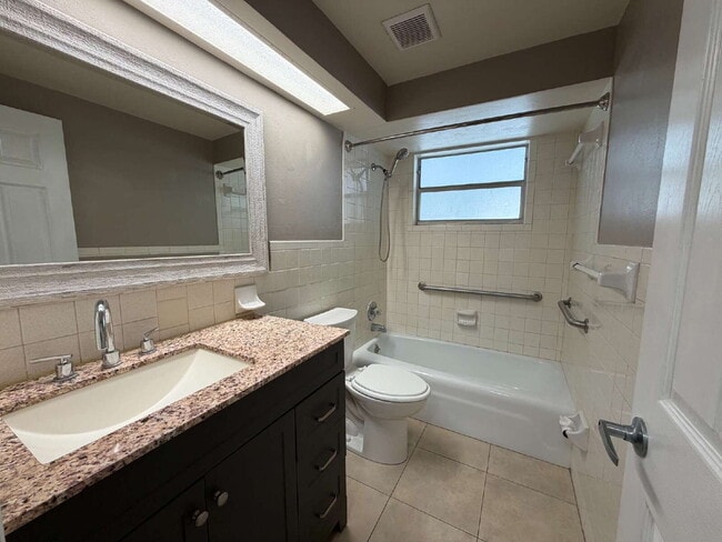 Building Photo - "Charming 2-Bedroom Duplex Retreat in New Port Richey - Perfect for Cozy Living!"