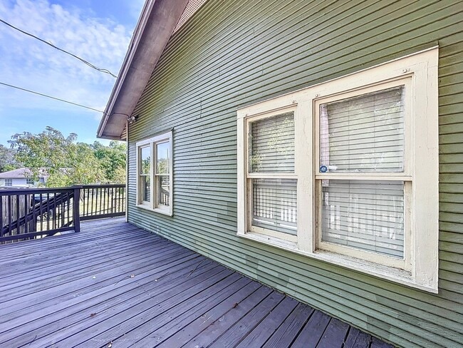 Building Photo - 1/1 in Central Lakeland with a great side ...