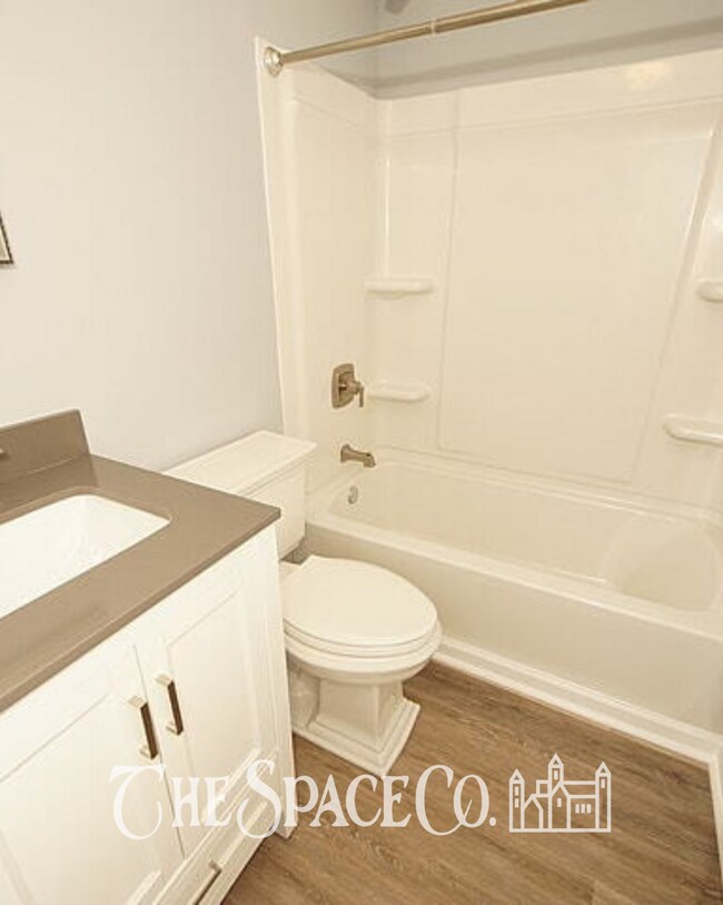 Building Photo - Charming 2-Bedroom Retreat in Vibrant Charleston  Perfect for Cozy Living!