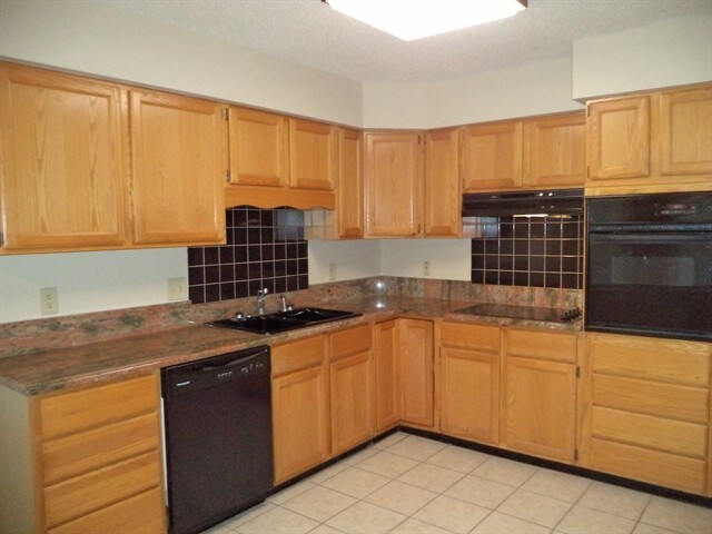 Building Photo - 1517 Autumn Ridge Dr