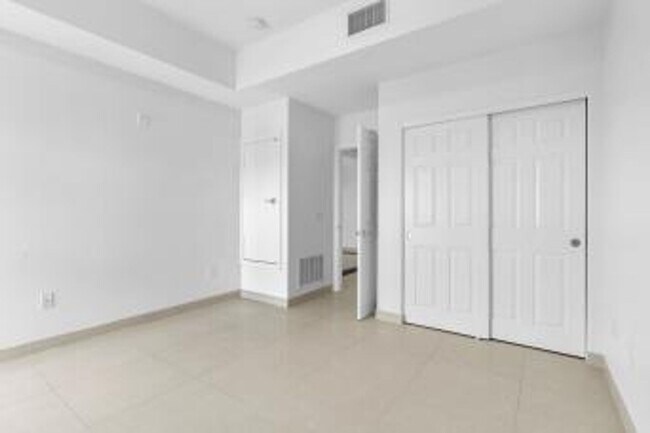 Building Photo - Two bedroom Park Avenue Condo/Freshly pain...