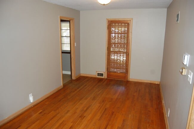 Building Photo - Solid stone ranch in south-central Lincoln!