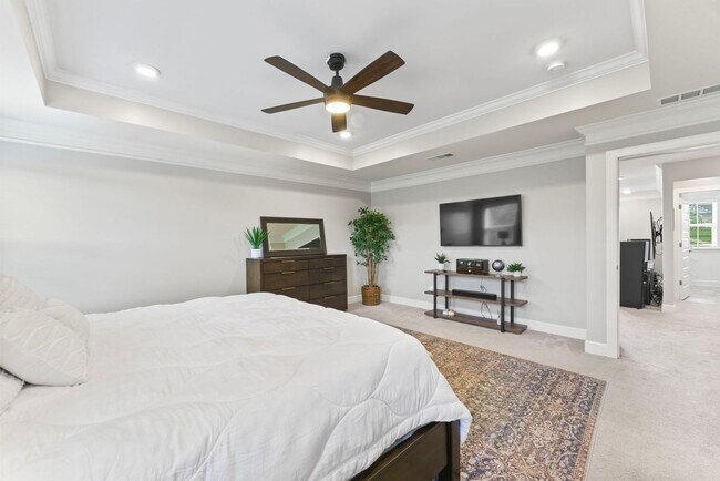 Building Photo - **LIKE-NEW UPGRADED HOME WITH FENCED YARD ...