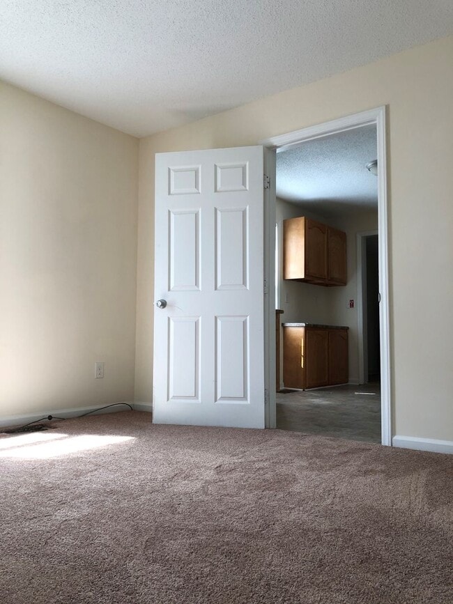 Building Photo - 2 bedroom-1 bath remodeled unit
