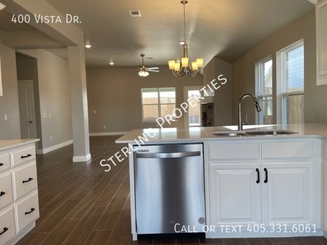 Building Photo - 400 Vista Dr