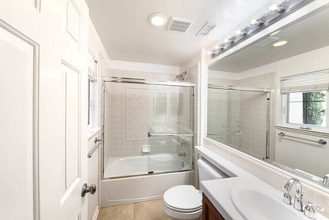 Building Photo - Three bedroom located in Newport Coast com...