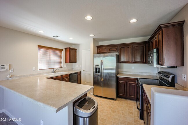 Building Photo - 10938 W Meadowbrook Ave