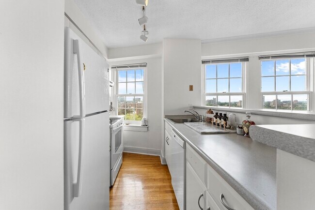 Building Photo - 534 Beacon St