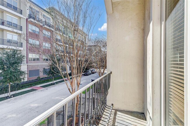 Building Photo - 5714 Venice St