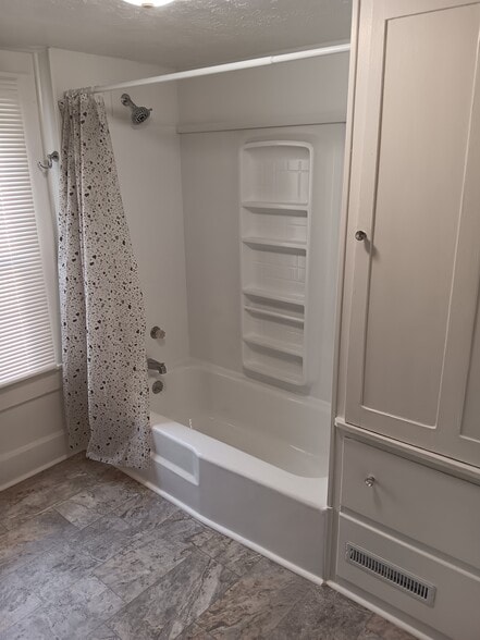 Bathroom tub / shower - 12 Monroe Ave