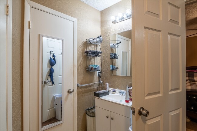 Building Photo - 3034 Deer Valley Dr