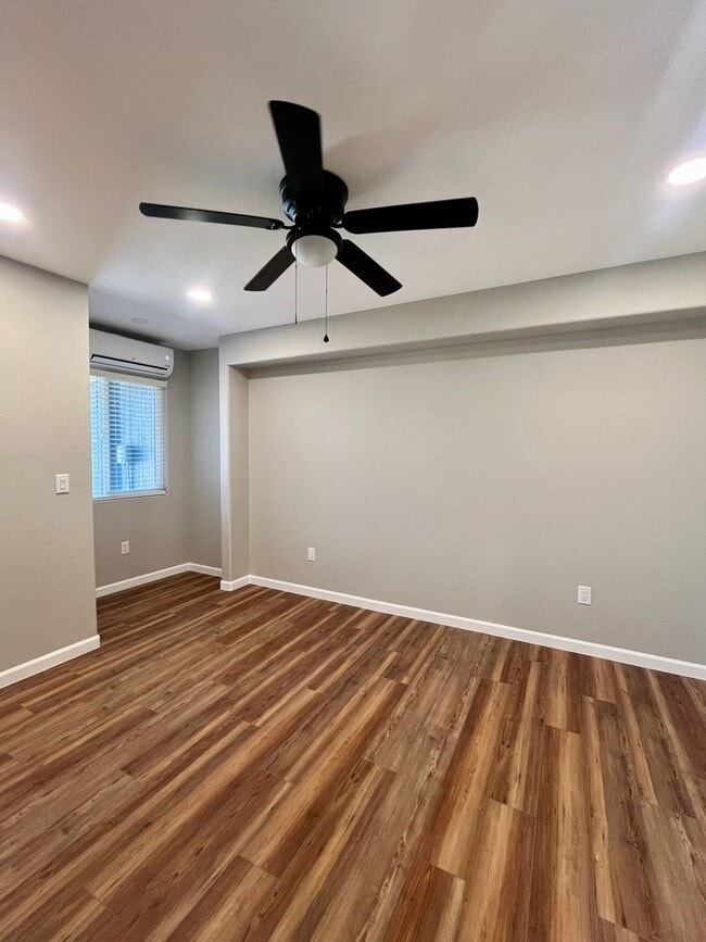 Building Photo - Fully Renovated Duplex in Central Longmont...