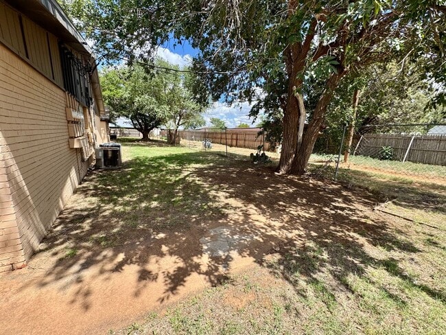 Building Photo - Unbelievable location! Available Today!