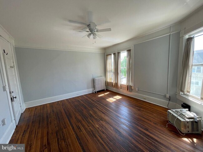 Primary Photo - 1122 Caroline St