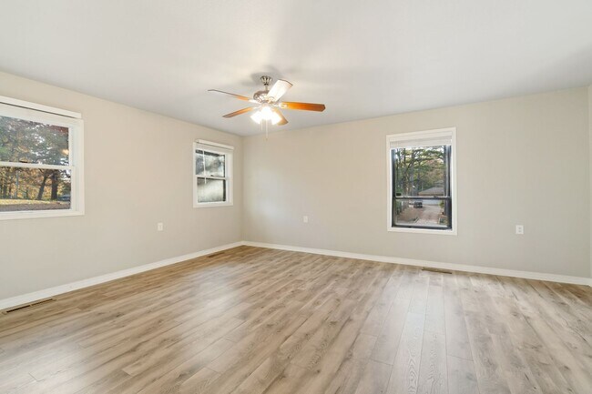 Building Photo - Gorgeous 5 bedroom, 2.5 bath House on a .88 Acre Lot in Fort Smith!