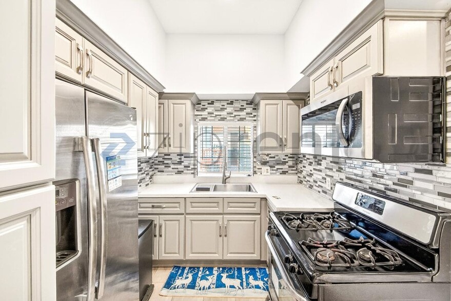 Building Photo - 1122 S Kingsley Dr