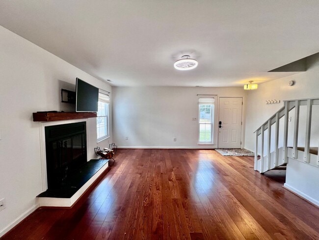 Building Photo - Gorgeous end unit condo