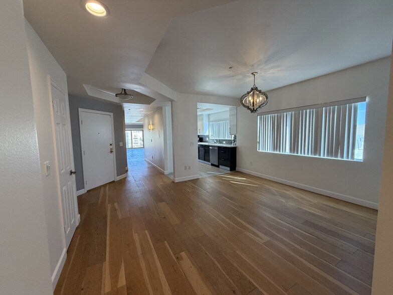 Building Photo - 1247 Barry Ave