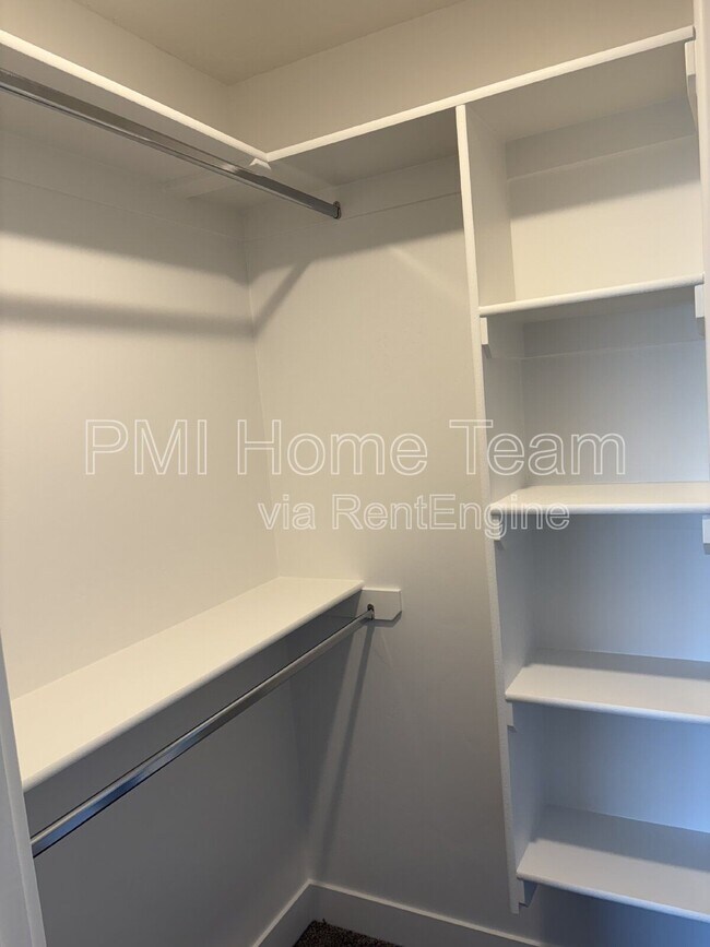 Building Photo - 614 W Cozy Ln